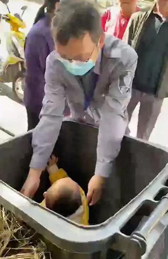 爸媽把2歲兒當街丟進垃圾桶_10112