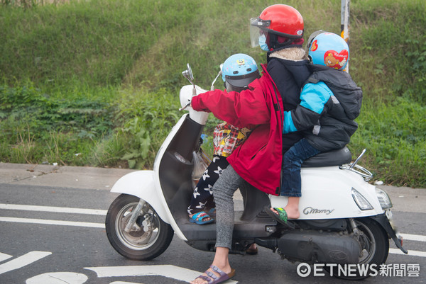 騎機車載孩子,交通事故,機車三貼,騎車載小孩,騎車三貼,自行車載小孩