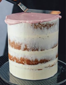 奶油霜抹面蛋糕,美式乃,瑞士奶,義式奶,法式奶,製作,保存,90度直角抹面,刮板角度,艾霖,台灣廣廈出版社,蛋糕抹面